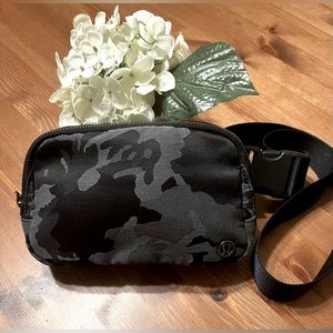 Lululemon Everywhere Belt bag
